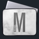 Housse Pour Ordinateur Portable Monogramme et nom personnalisés modernes<br><div class="desc">Design Monogram moderne avec lettre monogramme personnalisée "M" et nom dans le style de police sans serif moderne en gras. Un cadeau parfait pour lui,  un cadeau de fête des pères et plus encore.</div>