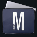 Housse Pour Ordinateur Portable Monogramme et nom personnalisés modernes<br><div class="desc">Design Monogram moderne avec lettre monogramme personnalisée "M" et nom dans le style de police sans serif moderne en gras. Un cadeau parfait pour lui,  un cadeau de fête des pères et plus encore.</div>