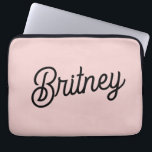 Housse Pour Ordinateur Portable Monogramme et nom rose pâle moderne<br><div class="desc">Le Monogramme et le Manche d'Ordinateur Portable Blush Dusty est un accessoire chic et fonctionnel pour votre équipement technique. Il est doté d'une couleur rose roux sophistiquée et poussiéreuse avec un script moderne de votre monogramme et de votre nom, mélangeant style et touche personnelle. Conçu pour protéger votre ordinateur portable...</div>