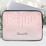 Housse Pour Ordinateur Portable Monogramme étincelant Parties scintillant rose<br><div class="desc">Jolie couleur rose vif,  décoré avec un design étincelant de la goutte de parties scintillant et monogramme. Personnalisez et ajoutez votre nom dans un script de style manuscrit. Parfait pour l'école ou le bureau. Ça fait un grand cadeau !</div>