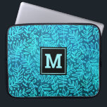 Housse Pour Ordinateur Portable Monogramme feuille turquoise motif sombre type gra<br><div class="desc">Un motif damassé de feuillage bleu et turquoise à l'ombre sur un arrière - plan texturé, riche et profond turquoise orne cette pochette d'ordinateur portable en néoprène moderne, tendance et girly monogramed. Customisez cette manche élégante avec votre monogramme initial. Fait une déclaration chic et élégante à chaque utilisation. Cette pochette...</div>