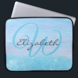 Housse Pour Ordinateur Portable Monogramme Fille bleue Ombre Parties scintillant d<br><div class="desc">Gaine d'ordinateur portable Girly que vous pouvez personnaliser avec votre monogramme. Ajoutez votre initiale et votre nom dans la typographie élégante en bleu aqua et gris foncé à cette toile de fond sombre et chic. L'ombre est un mélange de grains de bois et de poussière de parties scintillant brillante douce...</div>