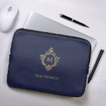Housse Pour Ordinateur Portable Monogramme Marine Blue Faux Gold Vintage Crest<br><div class="desc">Un design élégant marine et or avec le monogramme initial dans une crête vintage, recommandé pour un homme. La crête est fausse feuille d'or, l'arrière - plan est bleu marine. Sous la crête, en petits casquette, il y a le nom en casquette doré. La crête florale vintage d'un ancien livre...</div>