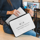 Housse Pour Ordinateur Portable Monogramme minimaliste ou ajouter un logo<br><div class="desc">Couvercle De Manches De Portable Minimaliste Moderne. Noir & Blanc ou choisissez vos couleurs personnalisées. Parfait pour les entreprises, les petites entreprises, les marques d'entreprise, les indépendants et plus encore. Facile à personnaliser avec vos initiales monographiques, nom et information d'entreprise, titre de poste, slogan ou même ajouter votre logo ou...</div>