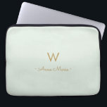 Housse Pour Ordinateur Portable Monogramme Moderne de Style Script Or Vert Sauge<br><div class="desc">Un design de monogramme moderne et élégant avec une typographie script manuscrite or minimaliste et une typographie bloc sans empattement sur un fond élégant vert sauge pastel pâle. Le monogramme et le nom peuvent être facilement personnalisés.</div>