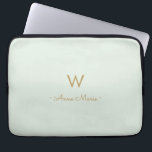 Housse Pour Ordinateur Portable Monogramme Moderne de Style Script Or Vert Sauge<br><div class="desc">Un design de monogramme moderne et élégant avec une typographie script manuscrite or minimaliste et une typographie bloc sans empattement sur un fond élégant vert sauge pastel pâle. Le monogramme et le nom peuvent être facilement personnalisés.</div>