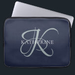 Housse Pour Ordinateur Portable Monogramme moderne élégant Script Marine Bleu<br><div class="desc">L'élégant design présente votre initiale dans un magnifique script de calligraphie avec des fioritures qui enveloppent votre nom de famille. Fait un grand cadeau pour grand-mère,  un anniversaire,  pour la fête des mères,  ou tout autre jour de famille.</div>