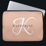 Housse Pour Ordinateur Portable Monogramme moderne élégant Script rose pâle<br><div class="desc">L'élégant design présente votre initiale dans un magnifique script de calligraphie avec des fioritures qui enveloppent votre nom de famille. Fait un grand cadeau pour grand-mère,  un anniversaire,  pour la fête des mères,  ou tout autre jour de famille.</div>