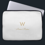 Housse Pour Ordinateur Portable Monogramme Moderne Gris Clair Or Script<br><div class="desc">Un design de monogramme moderne et élégant avec une typographie script manuscrite or minimaliste et une typographie bloc sans empattement sur un fond Gris Clair pastel pâle élégant. Le monogramme et le nom peuvent être facilement personnalisés.</div>