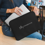 Housse Pour Ordinateur Portable Monogramme moderne noir blanc chic de script<br><div class="desc">Cette pochette d'ordinateur portable noir est moderne minimaliste et élégant design de monogramme de script. Il est parfait pour ajouter un style moderne à votre électronique.</div>