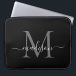 Housse Pour Ordinateur Portable Monogramme moderne noir gris argent Script de fill<br><div class="desc">Monogramme moderne Noir Blanc Fille Chic Script Nom manche ordinateur</div>