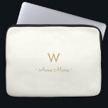 Housse Pour Ordinateur Portable Monogramme Moderne Or Écriture Script<br><div class="desc">Un design de monogramme moderne et élégant avec une typographie script manuscrite dorée minimaliste et une typographie bloc sans serif sur un fond ivoire pastel pâle élégant. Le monogramme et le nom peuvent être facilement personnalisés.</div>