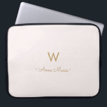 Housse Pour Ordinateur Portable Monogramme Moderne Rose Doré Script<br><div class="desc">Un design de monogramme moderne et élégant avec une typographie script manuscrite dorée minimaliste et une typographie bloc sans empattement sur un fond rose pastel pâle élégant. Le monogramme et le nom peuvent être facilement personnalisés.</div>