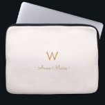 Housse Pour Ordinateur Portable Monogramme Moderne Rose Doré Script<br><div class="desc">Un design de monogramme moderne et élégant avec une typographie script minimaliste manuscrite dorée et une typographie bloc sans serif sur un fond rose pastel pâle élégant. Le monogramme et le nom peuvent être facilement personnalisés.</div>