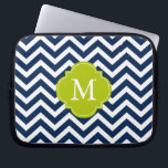 Housse Pour Ordinateur Portable Monogramme Motif de Zigzags bleu et vert<br><div class="desc">Des rayures de chevrons modernes et chic et un monogramme de quatrefoil.</div>