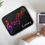 Housse Pour Ordinateur Portable Monogramme Musique colorée Noir simple<br><div class="desc">Notes de musique colorées sur arrière - plan noir avec un prénom monogramme blanc.</div>