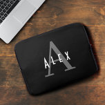 Housse Pour Ordinateur Portable Monogramme noir et blanc minimaliste moderne<br><div class="desc">Design moderne avec un monogramme minimal en noir et blanc.</div>
