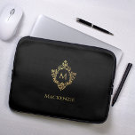 Housse Pour Ordinateur Portable Monogramme Noir Faux Or Elégante Crête Vintage<br><div class="desc">Un design élégant marine et or avec le monogramme initial dans une crête vintage, recommandé pour un homme. La crête est fausse feuille d'or, l'arrière - plan est bleu marine. Sous la crête, en petits casquette, il y a le nom en casquette doré. La crête florale vintage d'un ancien livre...</div>