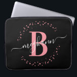 Housse Pour Ordinateur Portable Monogramme noir rose féminin moderne<br><div class="desc">Fille, moderne, tendance, élégant, rose roux et noir, monogramme blanc nom initial script personnalisé monogrammed poche portable monogrammed personnalisé. Doté d'une initiale monogramme et d'un script de nom de girly dans une police de calligraphie à la main avec les queues d'échange et le cadre en cercle pointillé autour de votre...</div>
