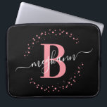 Housse Pour Ordinateur Portable Monogramme noir rose féminin moderne<br><div class="desc">Fille, moderne, tendance, élégant, rose roux et noir, monogramme blanc nom initial script personnalisé monogrammed poche portable monogrammed personnalisé. Doté d'une initiale monogramme et d'un script de nom de girly dans une police de calligraphie à la main avec les queues d'échange et le cadre en cercle pointillé autour de votre...</div>