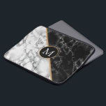 Housse Pour Ordinateur Portable Monogramme Portable Sleeve noir blanc marbre pierr<br><div class="desc">Pierre noire et Marbre blanc tendance - Ajouter votre lettre / année - âge / nombre / plus. Conception par MIGNED</div>