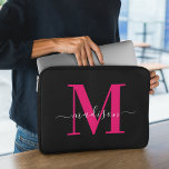 Housse Pour Ordinateur Portable Monogramme rose chaud noir et gras Première fille<br><div class="desc">Mettez à niveau votre style technologique avec notre Manche d'ordinateur portable initial monochrome noir et rose moderne. Conçu avec une façade noire épurée accentuée par d'éclatantes initiales monochromes roses, ce manchon offre une protection moderne avec une touche d'élégance personnalisée. Élevez le look de votre ordinateur portable et protégez-le de manière...</div>