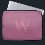 Housse Pour Ordinateur Portable Monogramme rose moderne minimal Nom et initiale<br><div class="desc">Un monogramme rose avec un monogramme cursif moderne et minimal.</div>