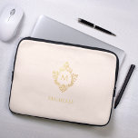 Housse Pour Ordinateur Portable Monogramme rose Vintage rose brillant Faux Gold Cr<br><div class="desc">Un design élégant rose et or avec le monogramme initial dans une crête vintage, recommandé pour une femme. La crête est fausse feuille d'or, l'arrière - plan est rose roux. Sous la crête, en petits casquette, il y a le nom en casquette doré. La crête florale vintage d'un ancien livre...</div>