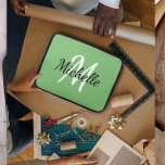 Housse Pour Ordinateur Portable Monogramme vert minimaliste moderne Nom   initial<br><div class="desc">Design moderne et minimaliste avec un arrière - plan vert et un monogramme personnalisé noir et blanc premier et prénom.</div>