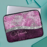 Housse Pour Ordinateur Portable Monographie de feuilles de parties scintillant ros<br><div class="desc">Jolie chic et élégante parties scintillant en faux argent girly et feuilles fuchsia violet rose pour créer une manche d'ordinateur portable unique et élégant. Ajoutez un peu de style à votre bureau, à votre bureau ou à votre espace personnel avec un nom personnalisé chic et élégant et une pochette monogramme....</div>