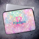 Housse Pour Ordinateur Portable Monographie de la fausse parties scintillant rose<br><div class="desc">Jolie chic et élégante parties scintillant girly iridescente en rose arc-en-ciel unicorne pour créer une manche d'ordinateur portable unique et élégant. Ajoutez un peu de style à votre bureau, à votre bureau ou à votre espace personnel avec un nom personnalisé chic et élégant et une pochette monogramme. personnalisez-le avec un...</div>
