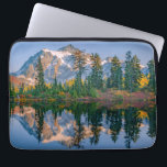 Housse Pour Ordinateur Portable Mont Shuksan reflété dans le lac Reflection<br><div class="desc">Le mont Shuksan est reflété dans le lac Reflection dans la zone de loisirs national du mont Baker par un après-midi d'automne dans la chaîne des North Cascades dans l'État de Washington,  comté de Whatcom,  États-Unis</div>