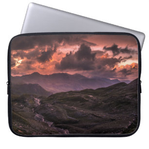 HOUSSE POUR ORDINATEUR PORTABLE MONTAGNES GRIS ET NOIRES SOUS LE CIEL NUAGE DURANT