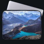 Housse Pour Ordinateur Portable Montagnes | Montagnes de l'Himalaya, Pérou<br><div class="desc">Cette photo Getty Images extraordinaire offre une vue imprenable sur les montagnes de l'Himalaya (Cholatse et Taboche à gauche), le glacier de Ngozumpa, et les lacs de Gokyo (les lacs d'eau douce les plus élevés du monde, sacrés à la fois pour les hindous et les bouddhistes), en haut de Gokyo...</div>
