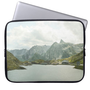 HOUSSE POUR ORDINATEUR PORTABLE MONTAGNES VERTES ET BROWN PRÈS DU CORPS D'EAU SOUS