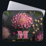 Housse Pour Ordinateur Portable Moody Floral Monogrammé<br><div class="desc">Personnalisez ce coque floral moody avec votre initiale monogramme et votre prénom ou votre nom en lettres chic. Idéal pour vous-même ou donner en cadeau. SÉLECTIONNEZ VOTRE TAILLE COQUE lors de la commande.</div>