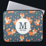 Housse Pour Ordinateur Portable Motif animal de renard orange mignon Monogramme<br><div class="desc">Manches personnalisées pour ordinateur portable avec un motif fait de renards orange mignons et heureux. Arrière - plan vert foncé. Petits champignons et feuilles parsemés. Un cercle blanc superposé avec votre nom et votre monogramme initial à l'intérieur.</div>
