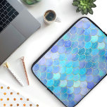 Housse Pour Ordinateur Portable Motif Aqua Pearlescent & Gold Mermaid<br><div class="desc">Un très joli motif de sirène rempli d'écailles d'aquarelle dans les tons d'aqua perlé, de rose clair, de lavande et de blues. Les écailles sont dessinées dans une jolie texture de faux parties scintillant or, et les écailles d'apparence perle finissent par l'effet d'échelle de queue poisson / sirène. Cette motif...</div>