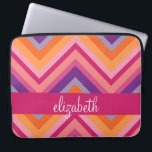 Housse Pour Ordinateur Portable Motif Chevron rose chaud violet orange<br><div class="desc">Un motif branché avec une police de caractères élégante conçue pour une femme féminine. Ajoutez votre nom ou votre monogramme. Si vous devez apporter des modifications à l'illustration,  cliquez sur le bouton customiser pour apporter des modifications.</div>
