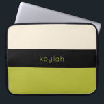 Housse Pour Ordinateur Portable Motif couleur vert Pistachio avec nom<br><div class="desc">Un bloc de couleurs tendance motif avec une combinaison tri-couleur de pistache vert clair, noir et beige sablonneux. Un modèle de texte est inclus pour personnaliser le design avec votre nom, initiales monogrammes ou tout autre texte souhaité. Ce design minimaliste simple est disponible dans une variété de combinaisons de couleurs....</div>