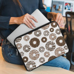 Housse Pour Ordinateur Portable Motif de beignes, beignets de chocolat, beignets d<br><div class="desc">Joli,  amusant et adorable motif avec des beignets au chocolat et au caramel. Un cadeau moderne et branché,  parfait pour l'amoureux des beignes dans votre vie.</div>
