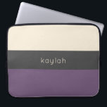 Housse Pour Ordinateur Portable Motif de blocs couleur de graphique tendance avec<br><div class="desc">Ce motif de bloc de couleur tendance est constitué d'une combinaison tricolore de raisin (violet), gris foncé et beige sablonneux. Un modèle de texte est inclus pour personnaliser le design avec votre nom, initiales monogrammes ou tout autre texte souhaité. Ce design minimaliste simple est disponible dans une variété de combinaisons...</div>