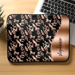 Housse Pour Ordinateur Portable Motif de colibri personnalisé Rose or noir<br><div class="desc">Ce design présente un motif métallique rose en or chic sur un arrière - plan noir à gauche, et une image rose en fausse feuille d'or à droite en forme d'onde bordée d'une fausse parties scintillant rose en or. Personnalisez-le avec votre nom ou votre monogramme dans une police de brosse...</div>