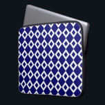 Housse Pour Ordinateur Portable Motif de diamants blancs et de marine<br><div class="desc">Un motif audacieux et graphique aux formes diamant blanc et marine imbriquées. Les diamants blancs contiennent chacun un petit diamant bleu foncé qui fait de marine la couleur dominante de la conception géométrique. numériquement créé une image. Copyright © 2013 Claire E. Skinner. Tous droits réservés.</div>