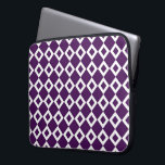 Housse Pour Ordinateur Portable Motif de diamants violet et blanc<br><div class="desc">Un motif audacieux et graphique aux formes diamant violet et blanc imbriquées. Les diamants blancs contiennent chacun un petit losange violet foncé qui fait du violet la couleur dominante de la conception géométrique. numériquement créé une image. Copyright © 2013 Claire E. Skinner. Tous droits réservés.</div>
