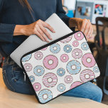 Housse Pour Ordinateur Portable Motif De Donuts, Donuts Roses, Donuts Bleus<br><div class="desc">Joli,  amusant et adorable motif avec beignets rose et bleu. Un cadeau moderne et branché,  parfait pour l'amoureux des beignes dans votre vie.</div>