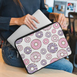 Housse Pour Ordinateur Portable Motif De Donuts, Donuts Roses, Donuts Violets<br><div class="desc">Joli,  amusant et adorable motif avec beignets rose et violet. Un cadeau moderne et branché,  parfait pour l'amoureux des beignes dans votre vie.</div>
