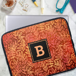 Housse Pour Ordinateur Portable Motif de feuille orange monogramme moderne audacie<br><div class="desc">Un motif en feuilles d'automne brillant d'or et de cuivre sombre sur un riche arrière - plan à texture rouge et orange brûlé orne cette manche d'ordinateur portable en néoprène moderne et tendance. Customisez cette manche élégante avec votre monogramme initial. Fait une déclaration chic et élégante à chaque utilisation. Cette...</div>