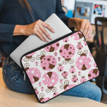 Housse Pour Ordinateur Portable Motif De Ladybugs, Mignons Ladybugs, Pink Ladybugs<br><div class="desc">Joli,  amusant et adorable ladybugs en couleur rose. Un cadeau moderne et tendance,  parfait pour les amateurs de coccinelle dans votre vie.</div>
