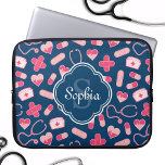 Housse Pour Ordinateur Portable Motif de soins infirmiers rose et bleu avec Monogr<br><div class="desc">Motif à thème en rose,  blanc et bleu marine,  avec un étiquette en quatrefoil bleu et blanc avec une lettre initiale monogramme / modèle de nom. Un design féminin et mignon qui est parfait pour célébrer un RN spécial pendant la semaine des infirmières.</div>